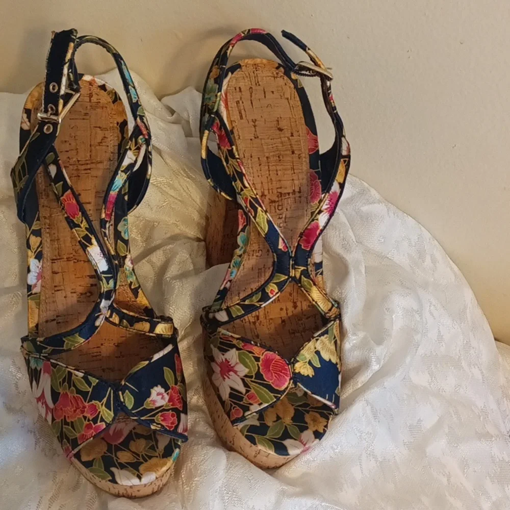 Chinese Laundry blue floral cork platform shoes size 9